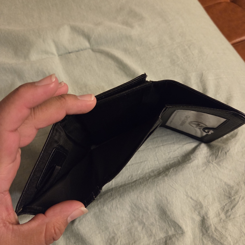 Giant Bernini Black Leather Trifold Wallet with Silver Accent - Picture 5 of 8